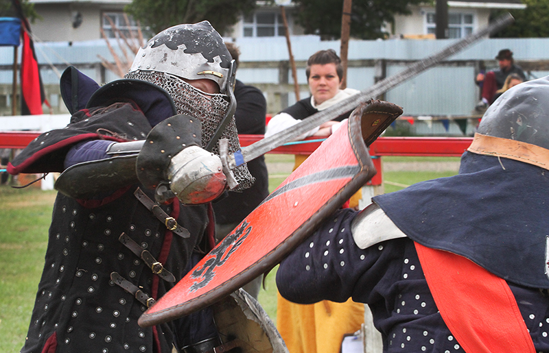 Medieval Market : Swords and Armour : Medieval Fighting : Levin : New Zealand : Richard Moore : Journalist : Photographer :